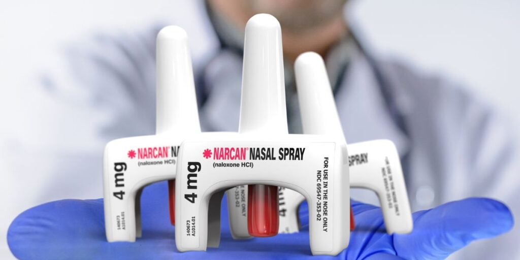 how to administer narcan